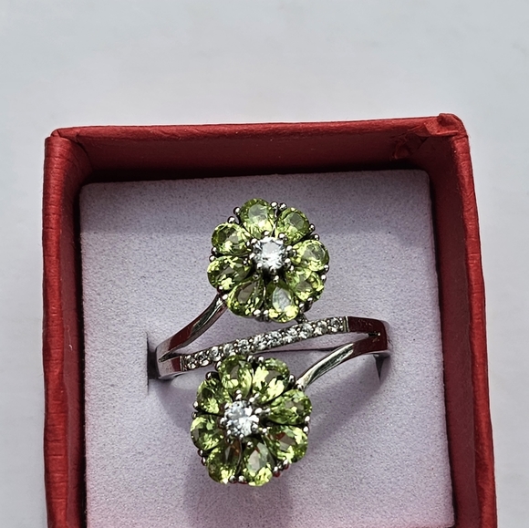 Genuine Peridot Ring in Sterling Silver  Size 8! - Picture 6 of 6